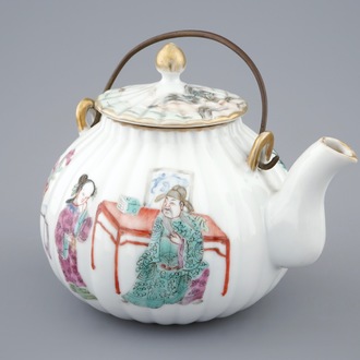 Een Chinese famille rose theepot met deksel, 19e eeuw